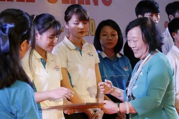 Giảng dạy, truyền đạt kiến thức, truyền lửa nghiên cứu khoa học và khát vọng cống hiến cho thế hệ trẻ luôn là điều PGS.TS Nguyễn Thị Chính ưu tiên hàng đầu.